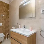 3 Bedroom Gorgeous In Апартаменты Медулин
