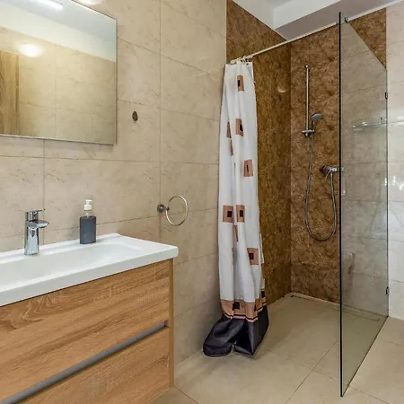 3 Bedroom Gorgeous In 아파트 *