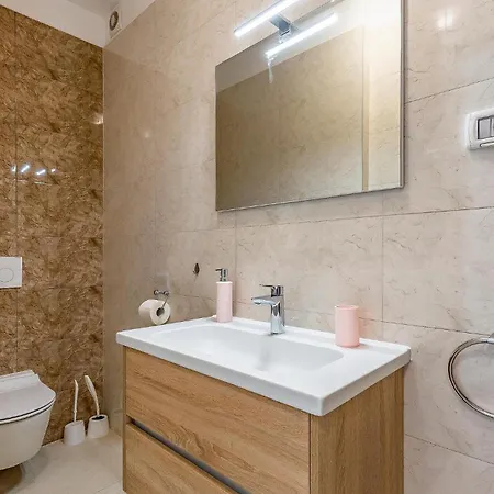 3 Bedroom Gorgeous In 아파트 메덜린