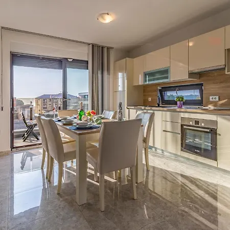 3 Bedroom Gorgeous In 아파트 메덜린
