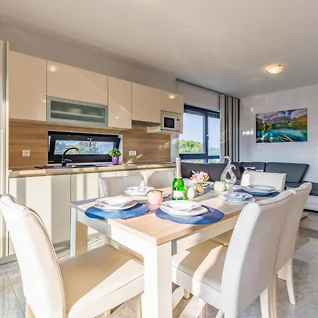 3 Bedroom Gorgeous In 아파트 메덜린